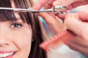 model getting her bangs cut