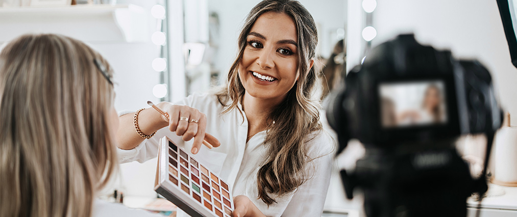 girl holding eye shadow palette
