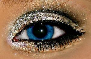 Add a little glitter for make your eyes glisten even more in the next upcoming months