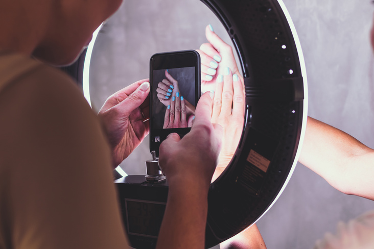 ring light and nails