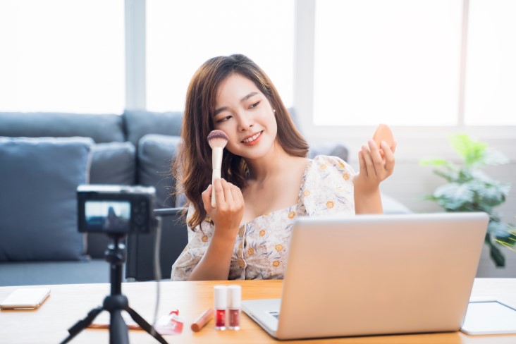  using social media in cosmetology
