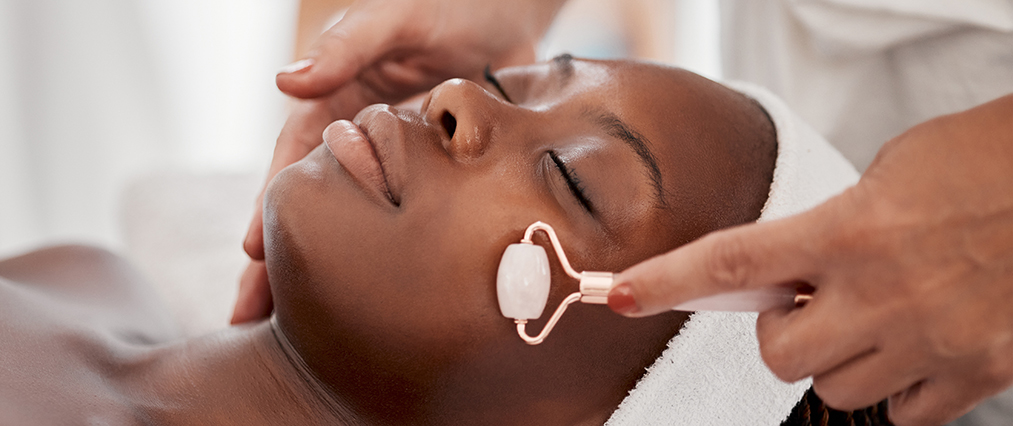 using jade roller on face