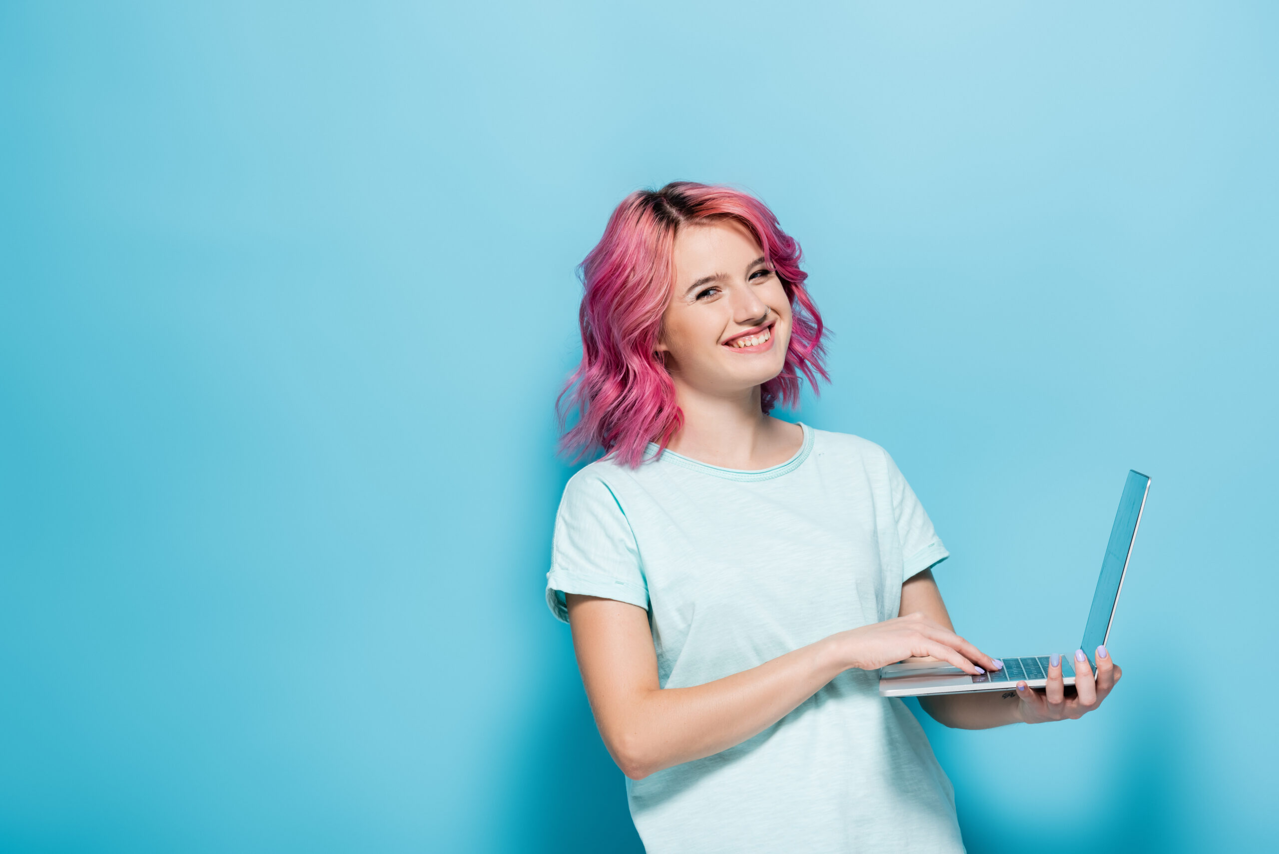 girl-with-pink-hair-laptop